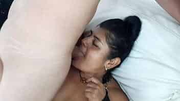 Mi madrastra se coloca un arnés y le meto la verga en la boca y luego por su apretada vagina video